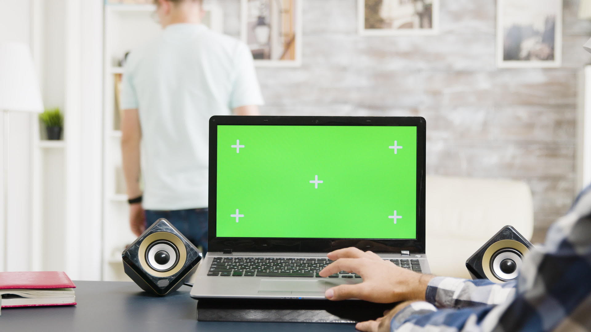 男人用绿色屏幕在笔记本电脑上滚动触摸板视频的预览图