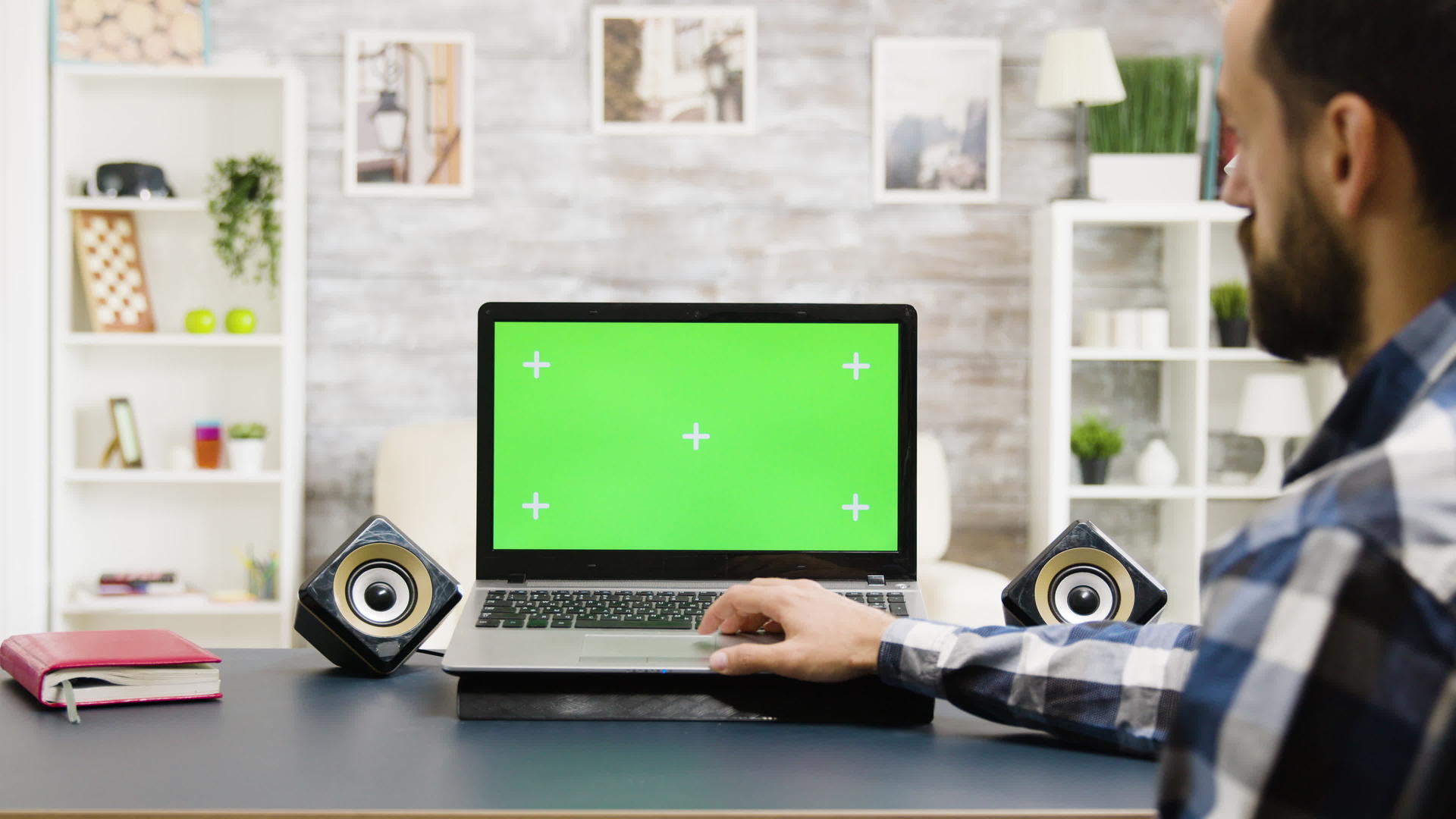 男人用绿色屏幕看现代笔记本电脑视频的预览图