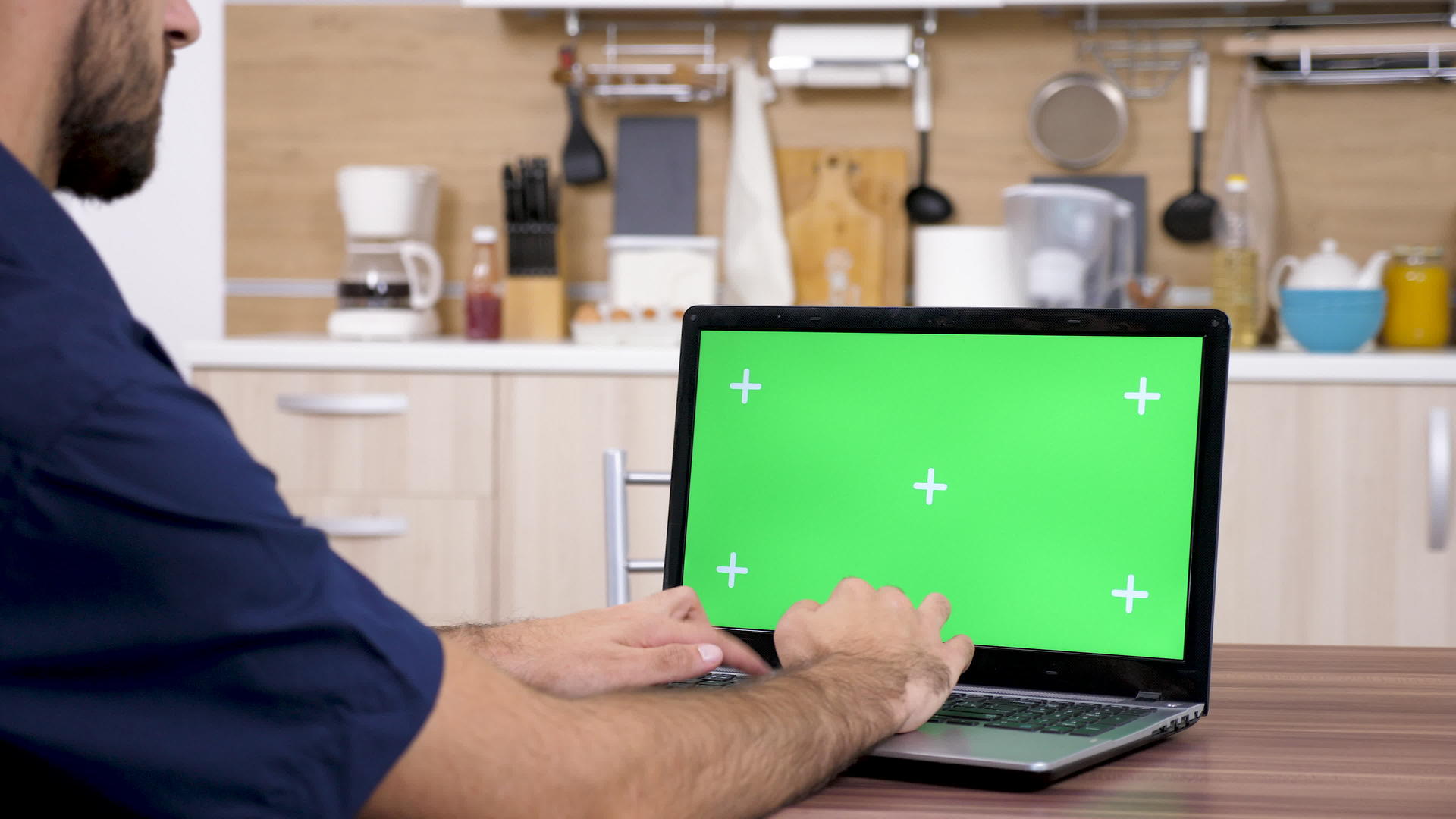 在笔记本电脑键盘上用绿色屏幕打字视频的预览图