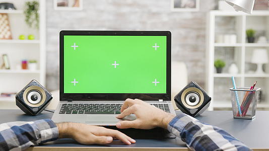 笔记本电脑上用绿色屏幕隔离的模拟显示器滚动的手视频的预览图