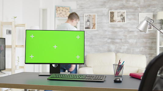 桌子上有一个孤立的绿色屏幕显示器舒适明亮视频的预览图
