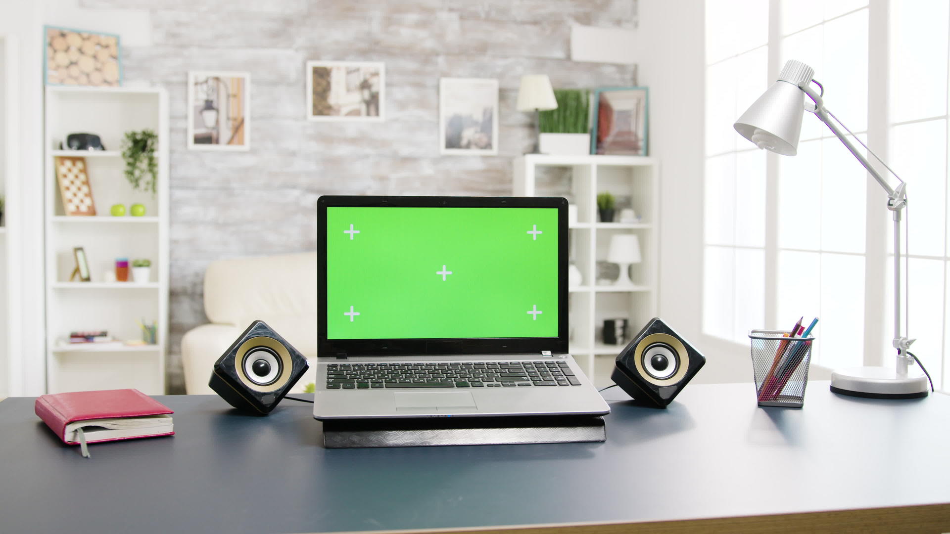 桌子上有绿色屏幕的现代笔记本电脑视频的预览图