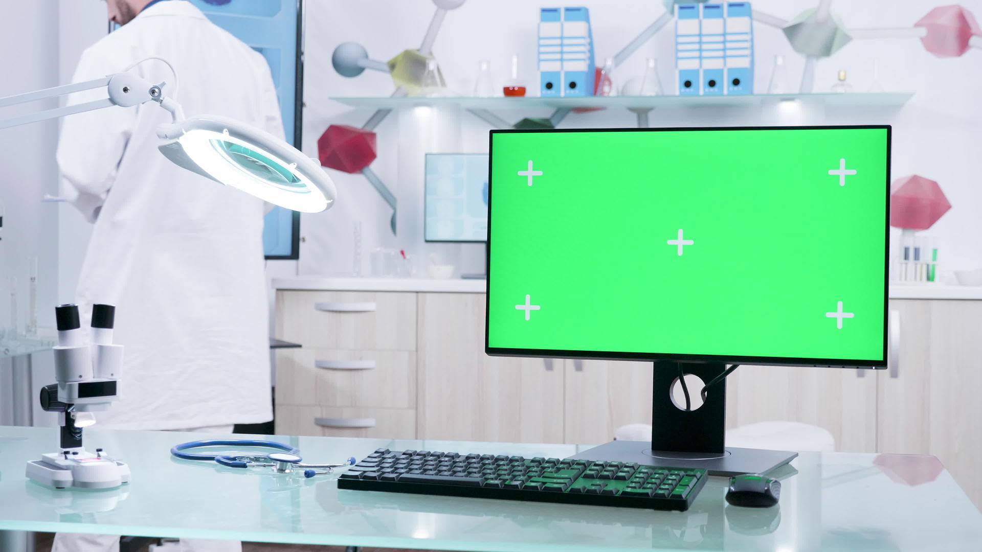绿色屏幕显示器在现代研究设施的桌子上视频的预览图