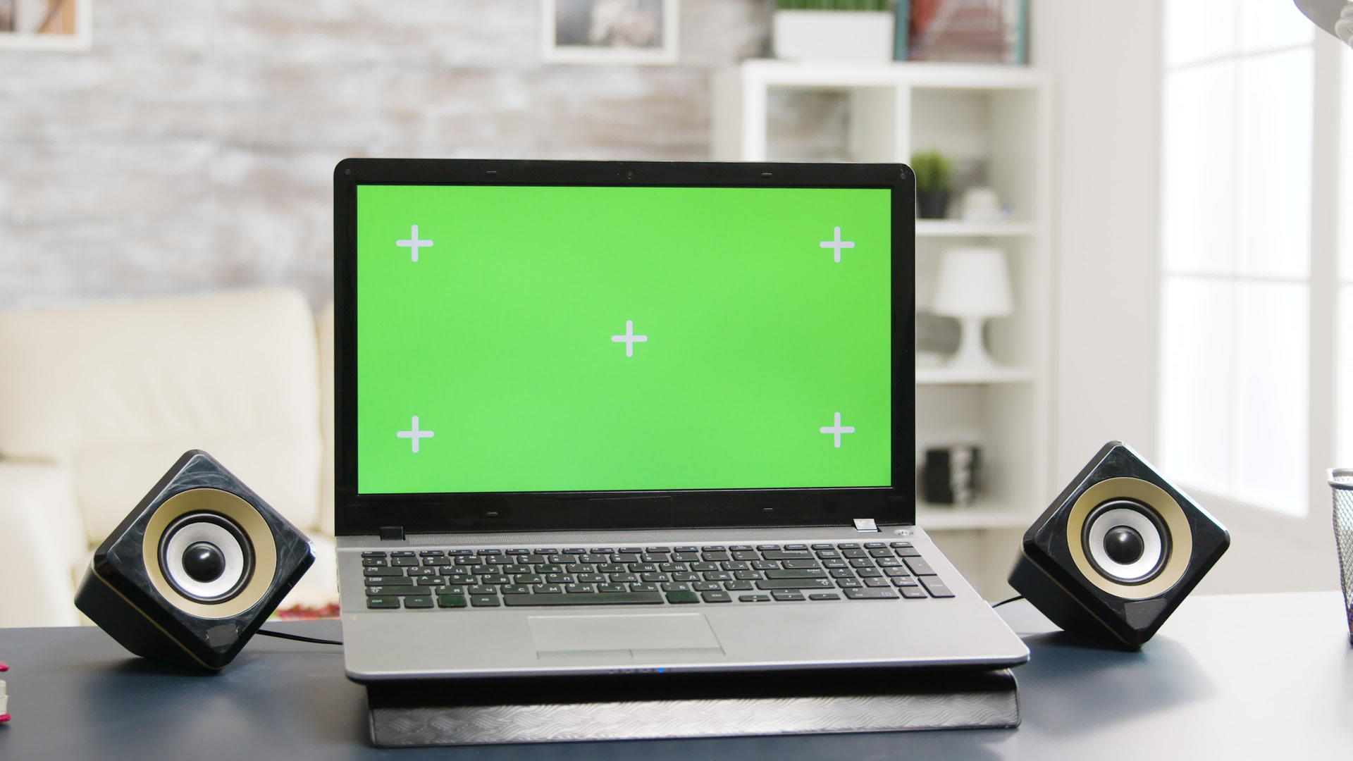 桌子上有一个绿色屏幕的染色手提笔记本电脑视频的预览图