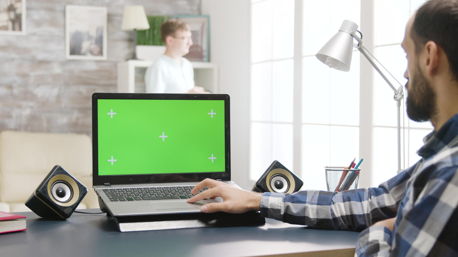 年轻人在看笔记本电脑时使用染色体绿色屏幕模型视频的预览图