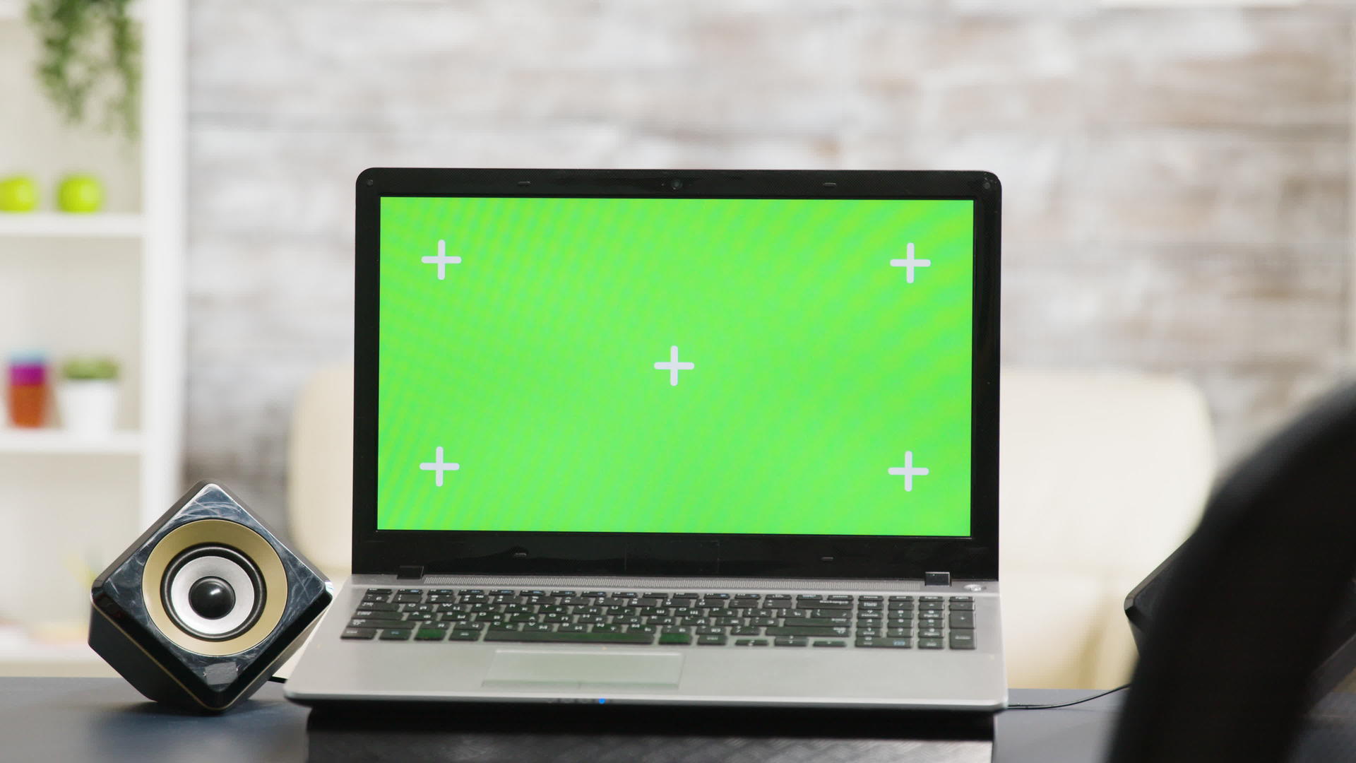 现代绿色屏幕显示台式笔记本电脑放置在无人居住的房间内视频的预览图