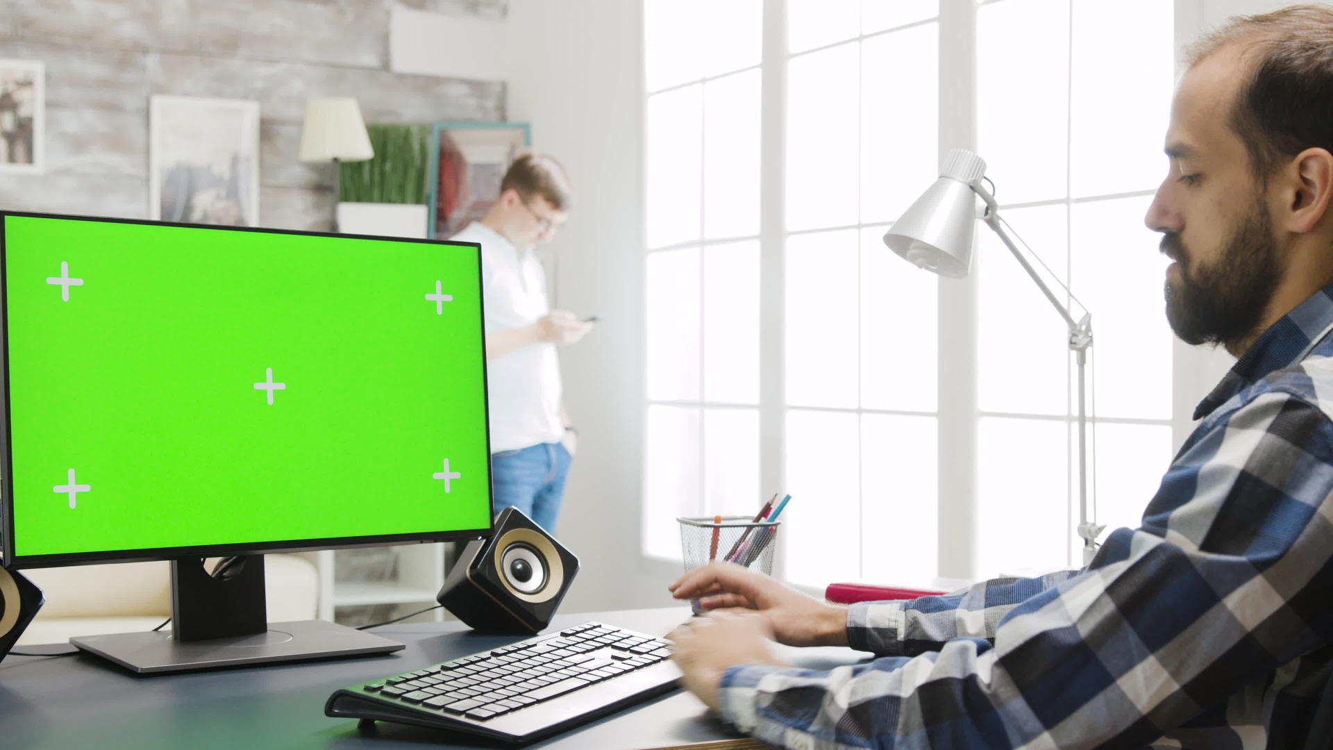 绿色屏幕显示在舒适明亮的客厅Pc工作的人视频的预览图