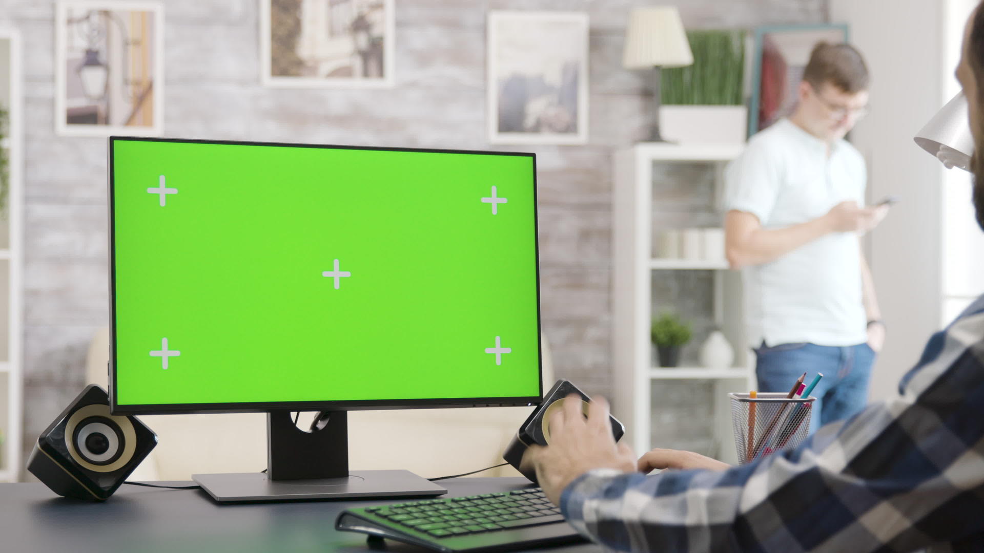 在绿色屏幕上工作的男人肩膀上拍摄孤立的模拟展示节目视频的预览图