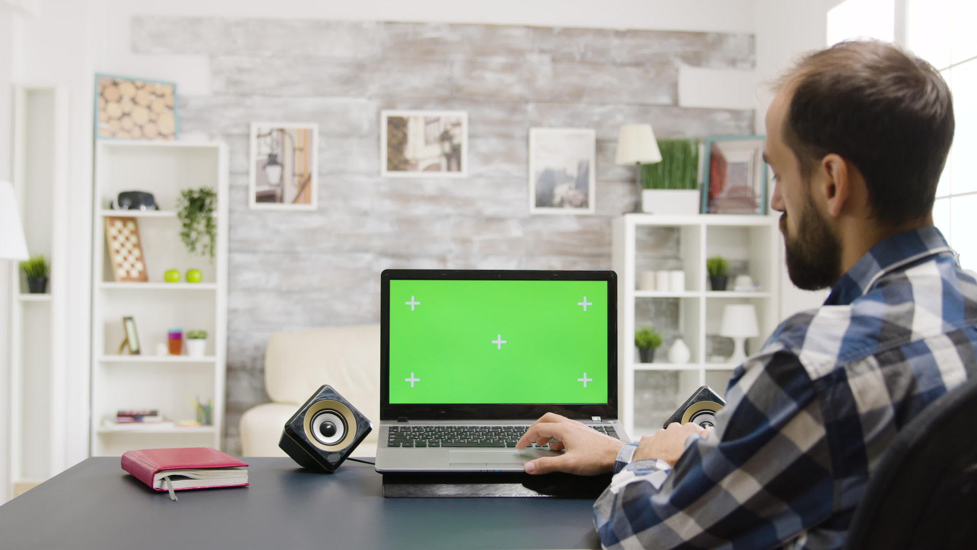 桌上的男人浏览互联网绿屏笔记本电脑视频的预览图