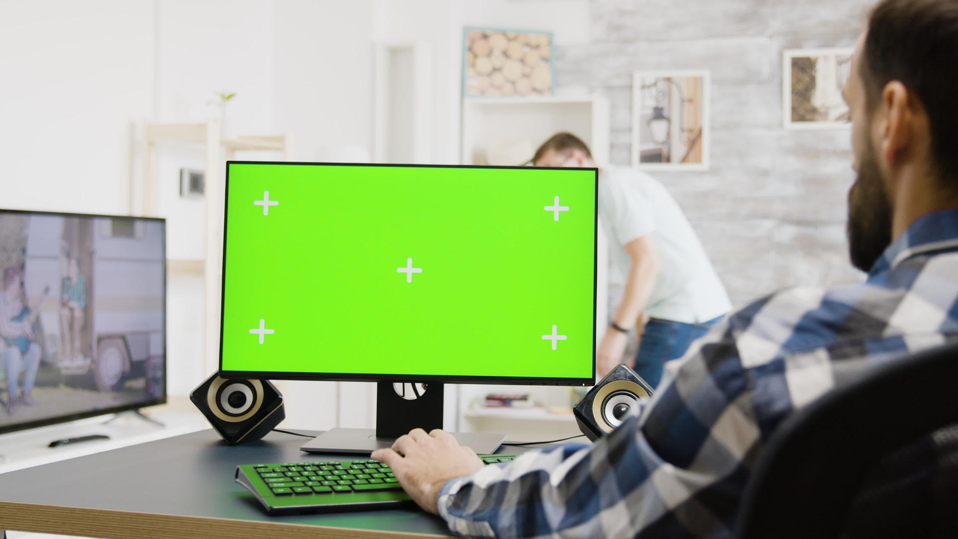 在绿色屏幕上打字的男性镜头缩放pc视频的预览图