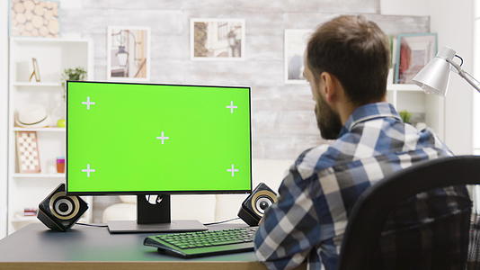 在明亮的客厅里工作的人静态镜头使用绿色屏幕pc视频的预览图