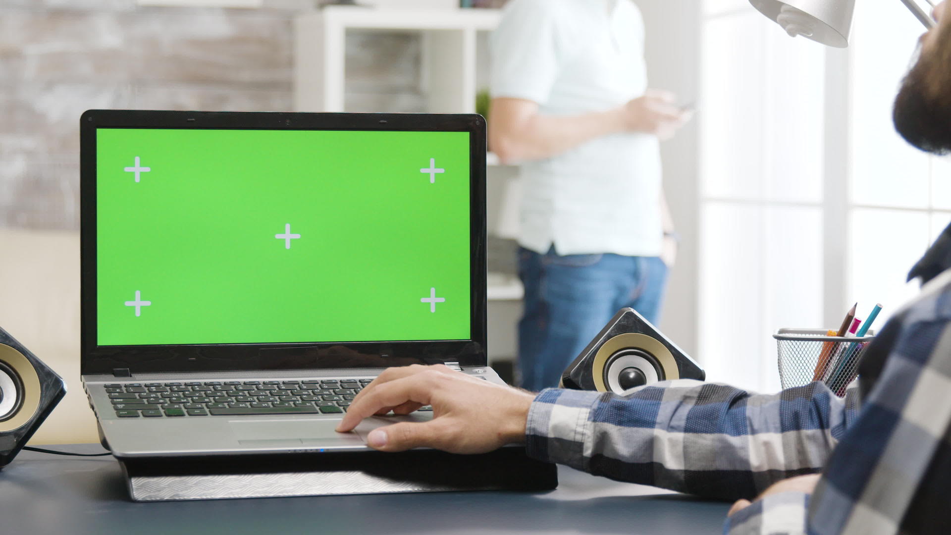 绿色屏幕笔记本电脑在明亮明亮的生活空间中视频的预览图