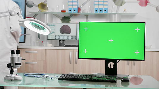 放大在现代医疗办公室的绿色屏幕电脑上视频的预览图