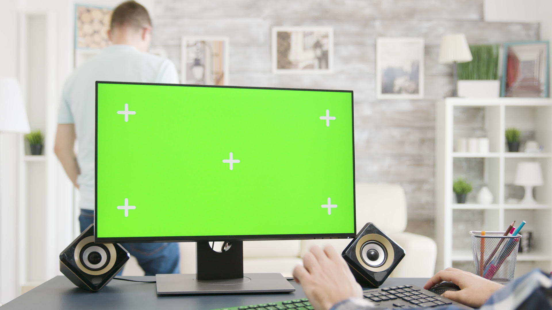 一个男人在明房里工作绿屏孤立PC视频的预览图