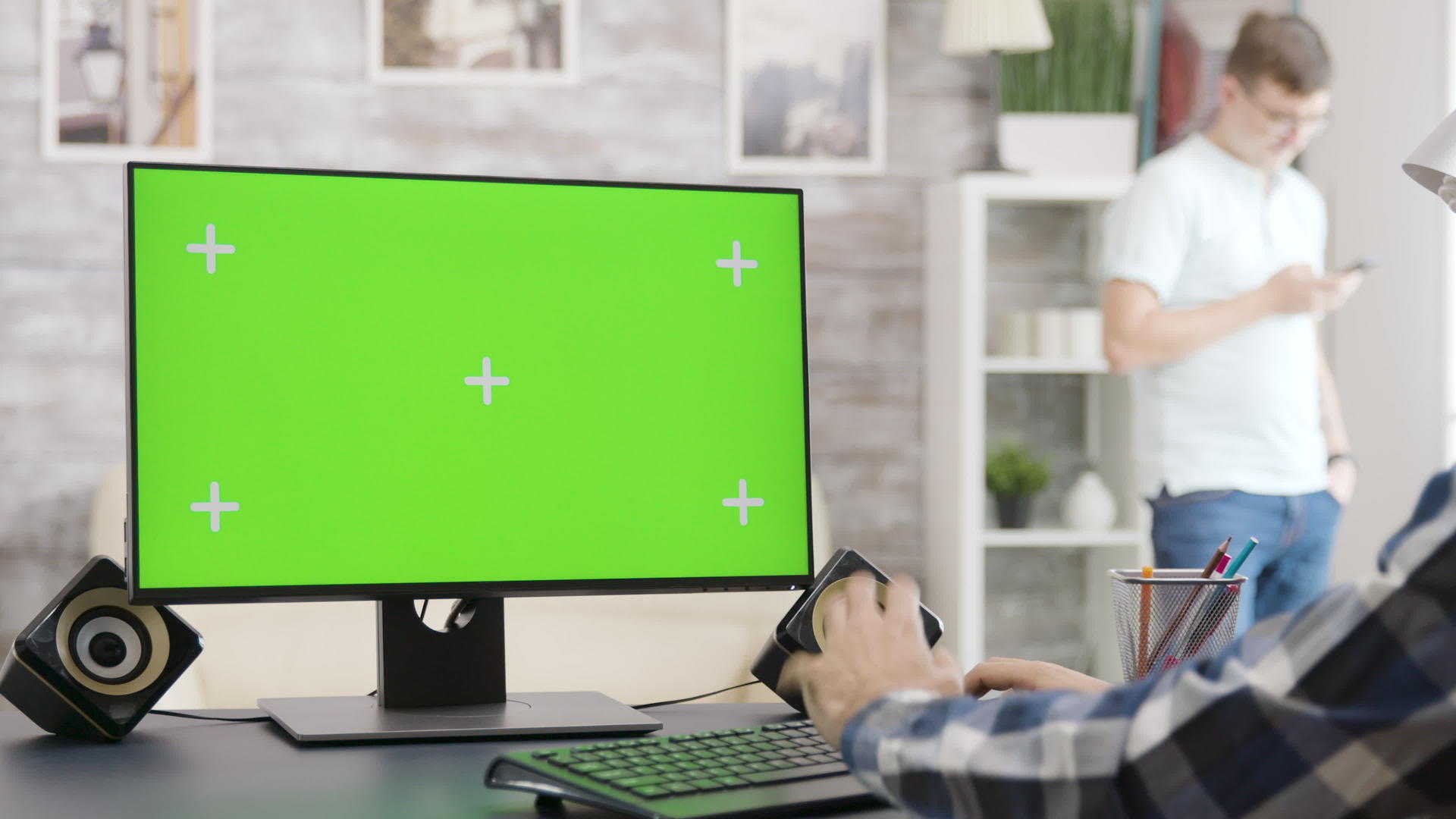 使用绿色屏幕隔离模拟Pc显示时人镜头中的抛光缩放视频的预览图