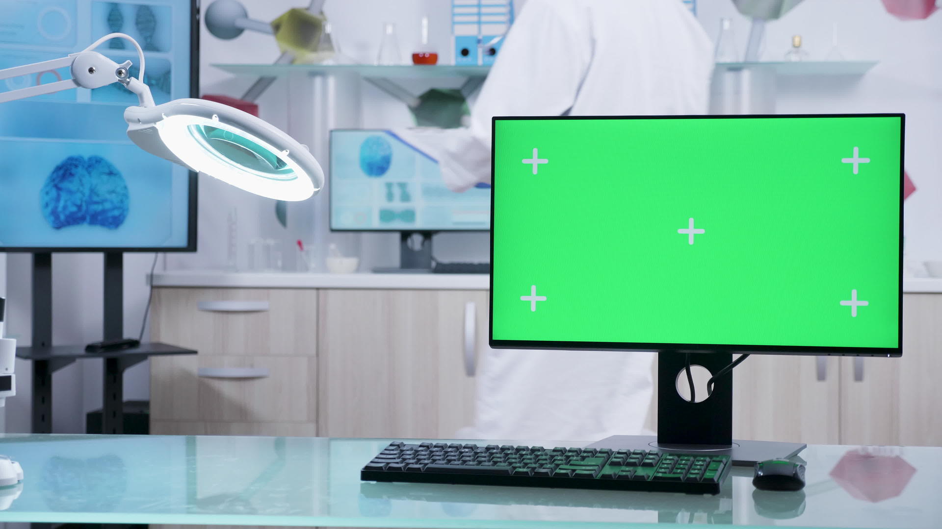医生的桌子上有一个绿色的电脑绿屏视频的预览图