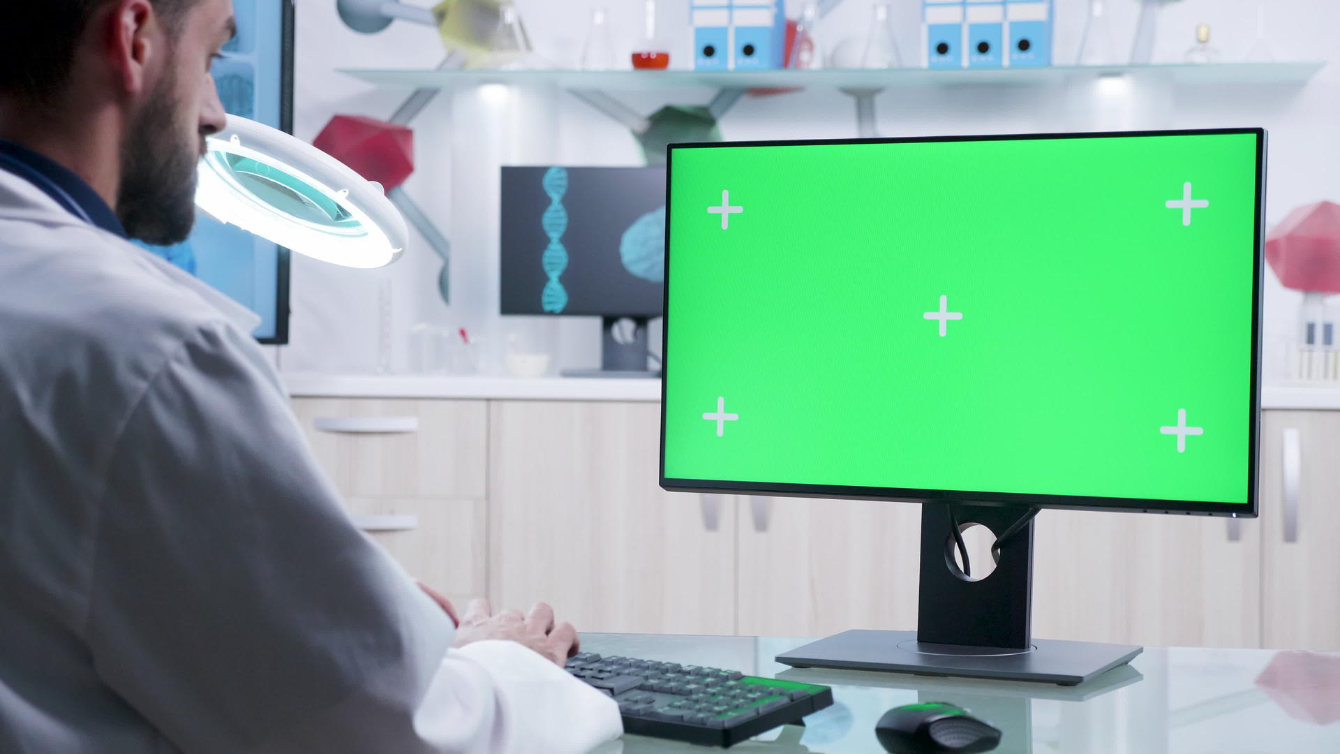 医生在电脑键盘上用绿色屏幕打字视频的预览图