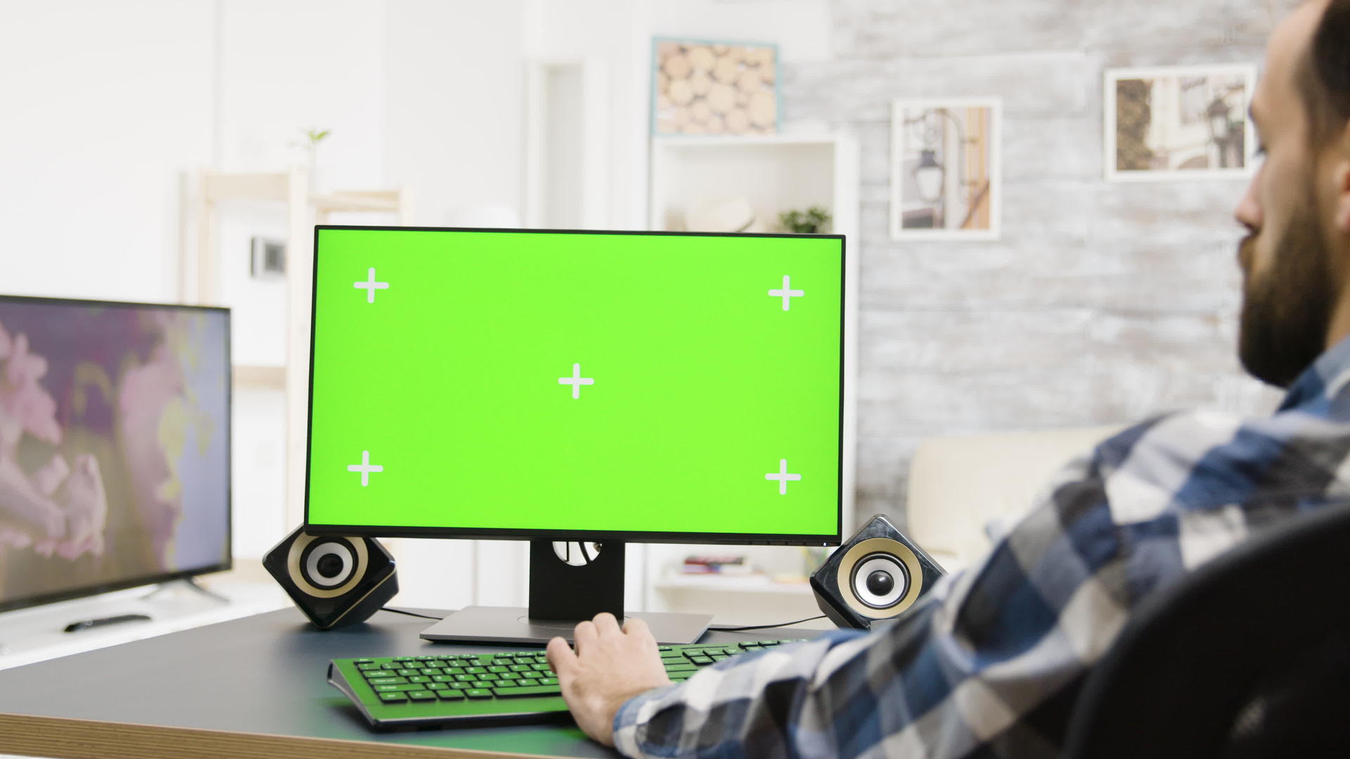 使用绿色屏幕的男性缩放镜头pc视频的预览图