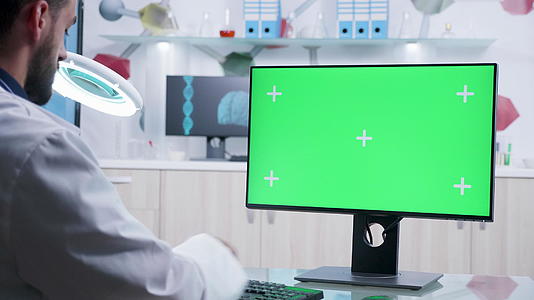 医生拍摄的缩放镜头用绿色屏幕模拟计算机操作视频的预览图