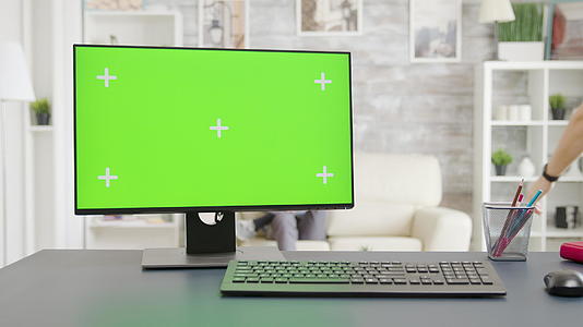 pc在明亮的客厅中屏幕显示单独的模拟绿色屏幕视频的预览图