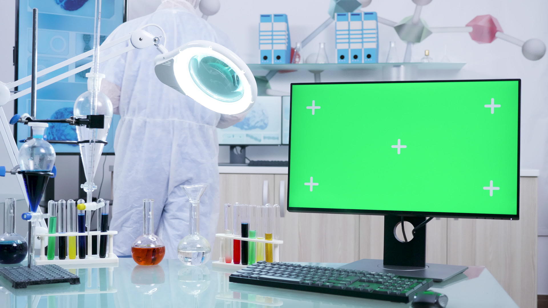 绿色屏幕监视器模型安装在高度安全的研究设施中并配有视频的预览图