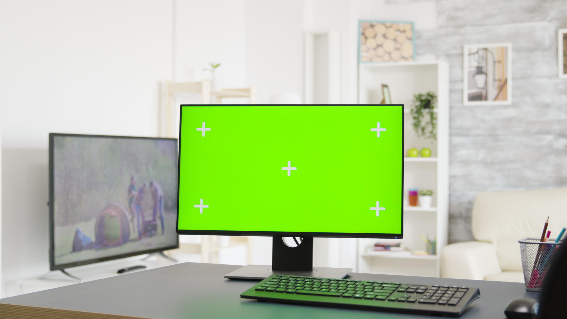 pc监视器与孤立的绿色屏幕模拟显示器视频的预览图