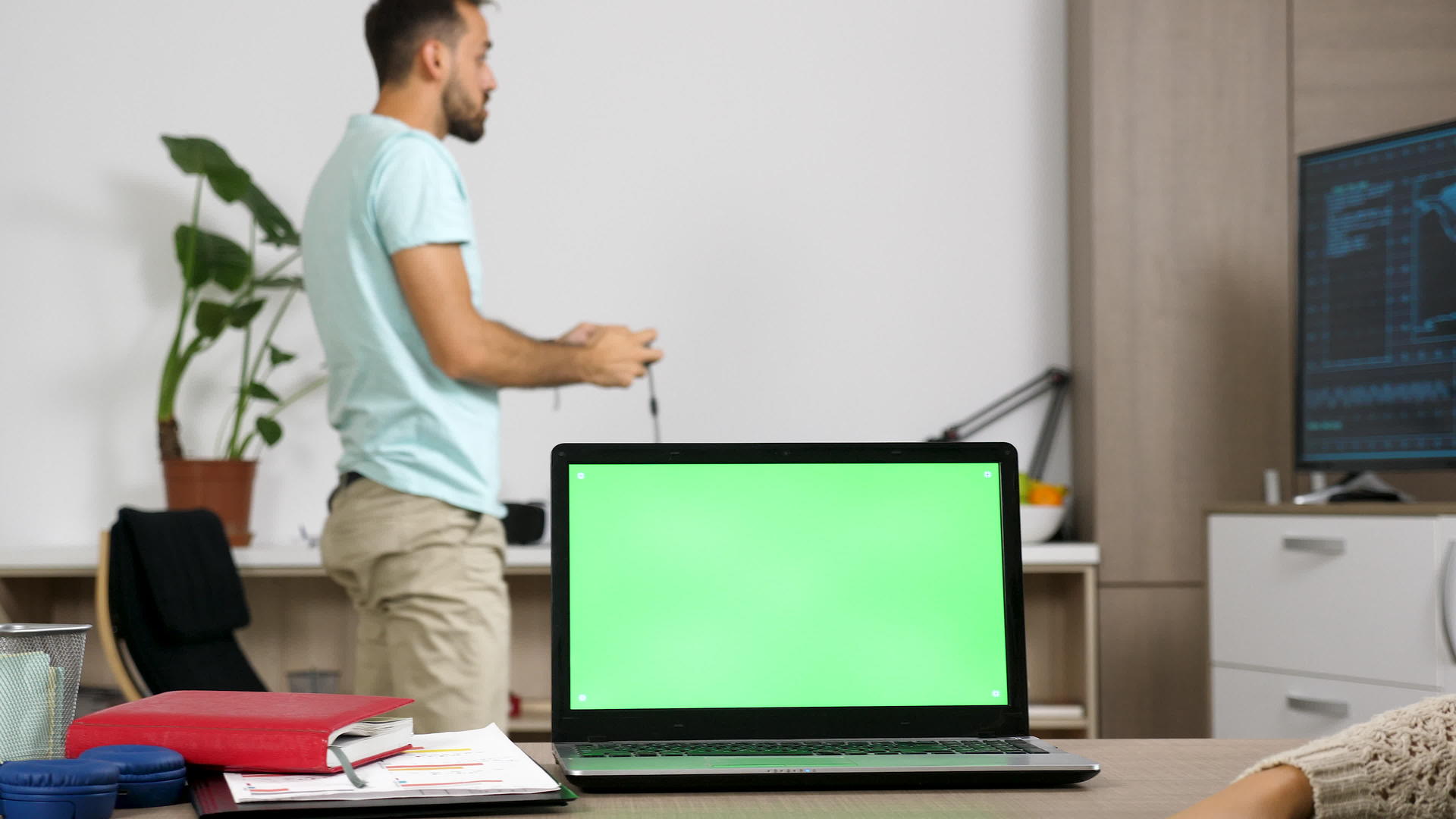 客厅的桌子上有一个绿色的笔记本电脑屏幕视频的预览图