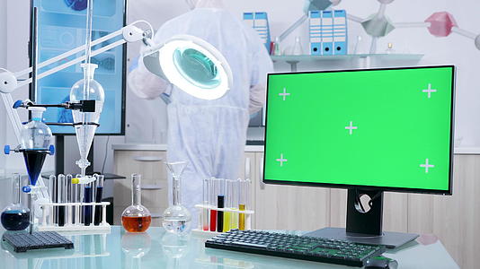 安全实验室里有一个绿色屏幕Pc监视台视频的预览图