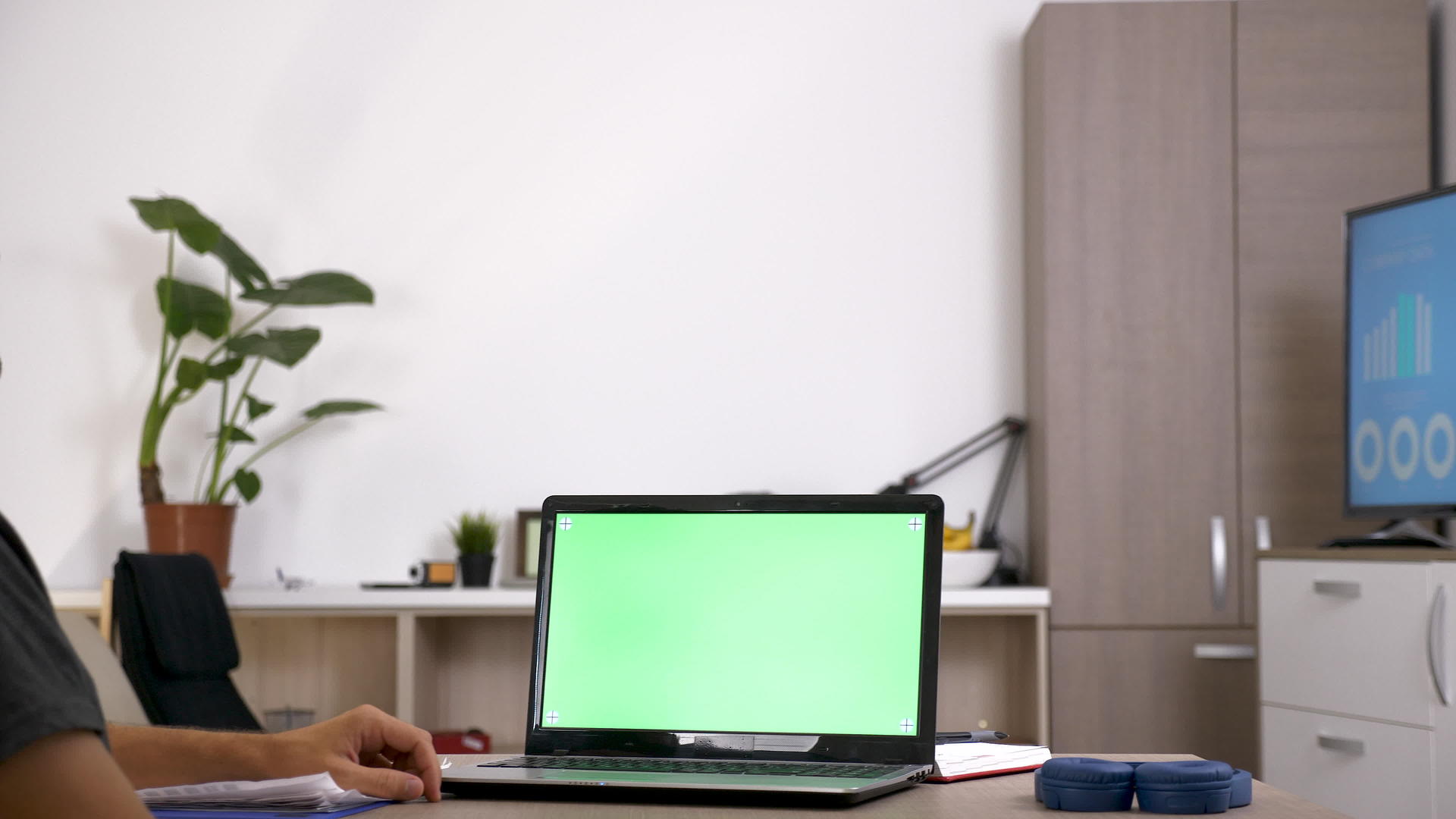 男人在电脑前的桌子上用绿屏视频的预览图