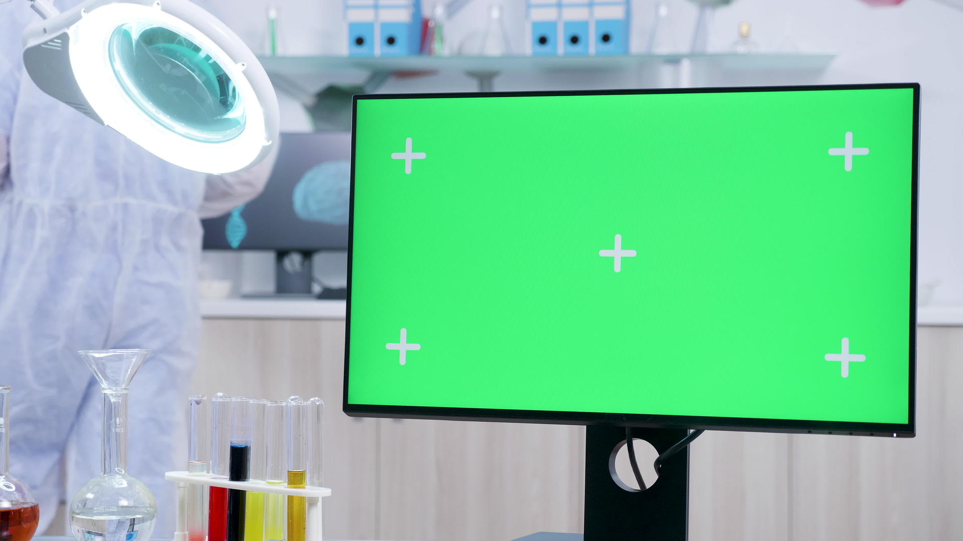 在一个安全的实验室里拍摄绿色屏幕模拟模型视频的预览图