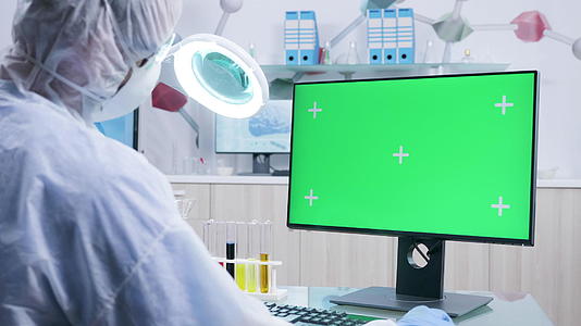 白色覆盖层的化学家使用绿色屏幕电脑视频的预览图