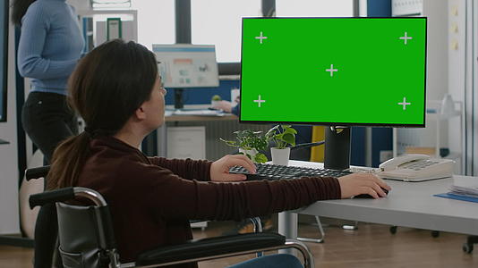 不合格的女性在台式计算机绿色模拟屏幕上工作视频的预览图