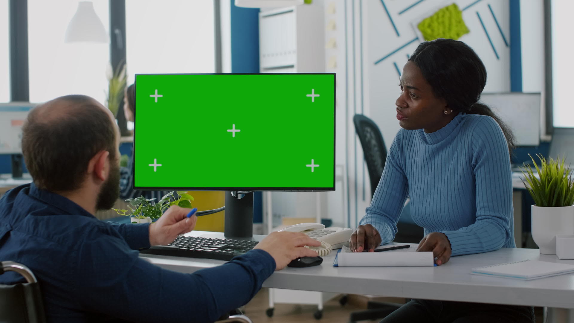 以绿色屏幕为指针规划金融演变过程的图表视频的预览图