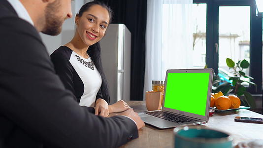 两位同事正在用绿屏和笑声搜索笔记本电脑视频的预览图