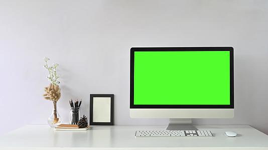 工作空间计算机绿色显示器具有放大功能视频的预览图
