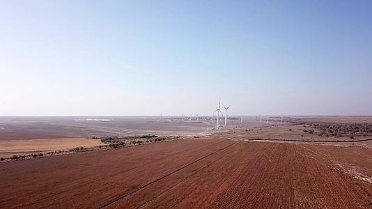 在野外附近的风车从无人机的最高视线视频的预览图