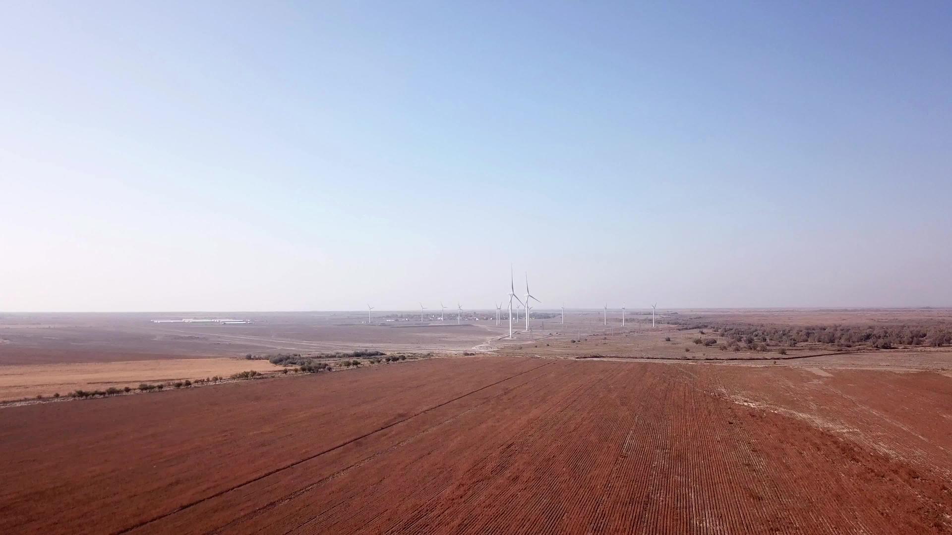 在野外附近的风车从无人机的最高视线视频的预览图
