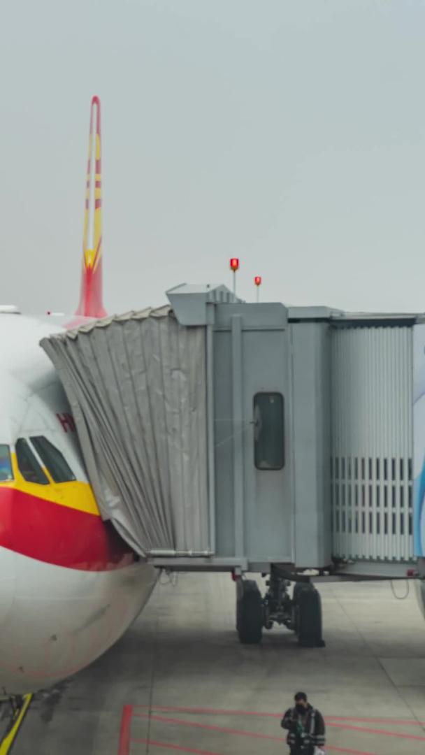 繁忙的北京机场机务视频的预览图