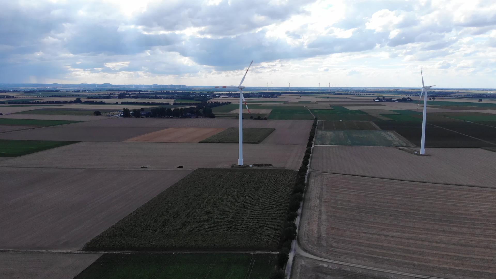 风力涡轮机为可持续发展生产清洁可再生能源风力涡轮机视频的预览图