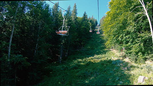 夏季滑雪度假区空椅子电梯视频的预览图