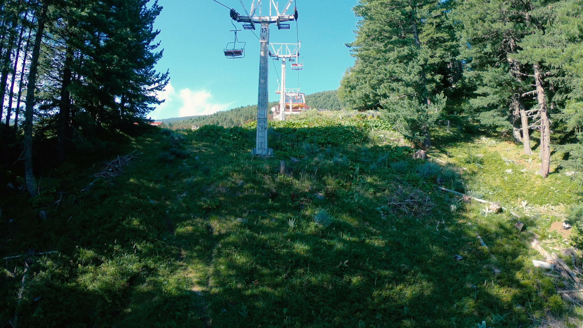 夏天旅行者被送到山顶的椅子上视频的预览图