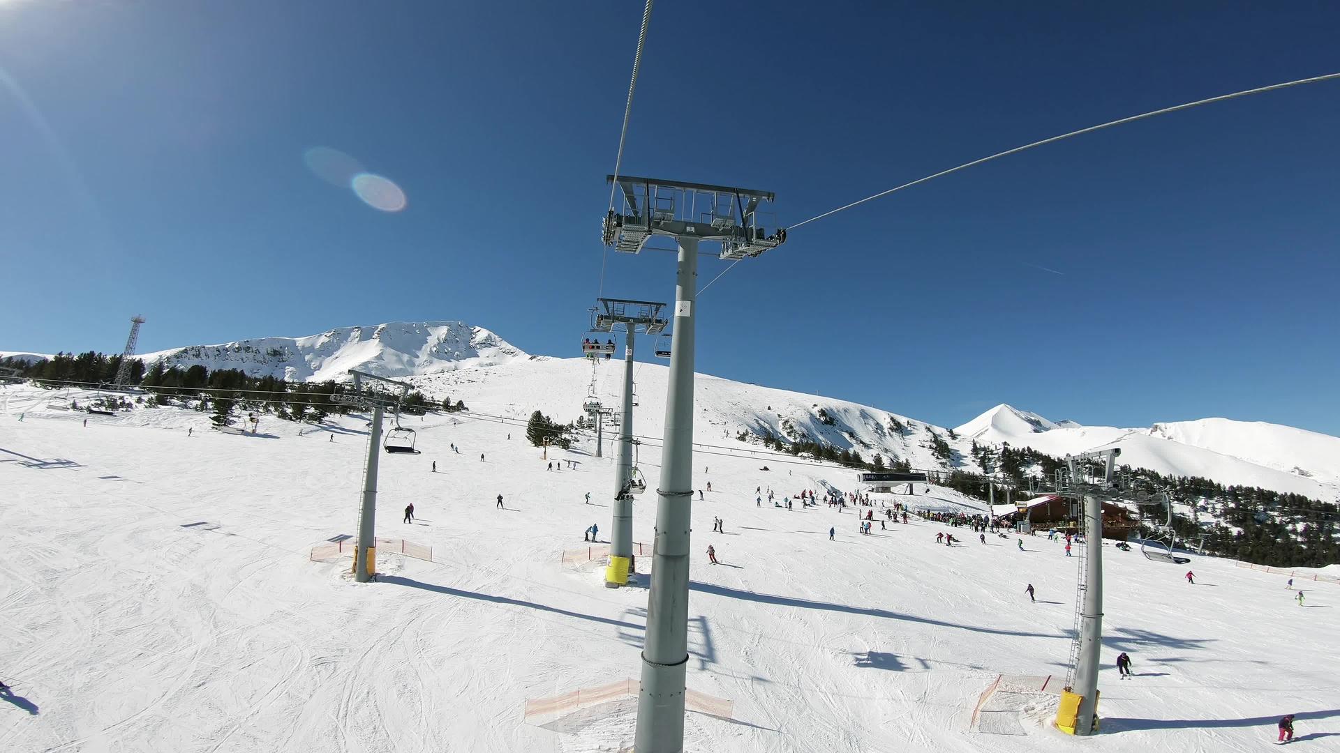 山上有许多滑雪机在斜坡上搭起许多滑雪艇视频的预览图