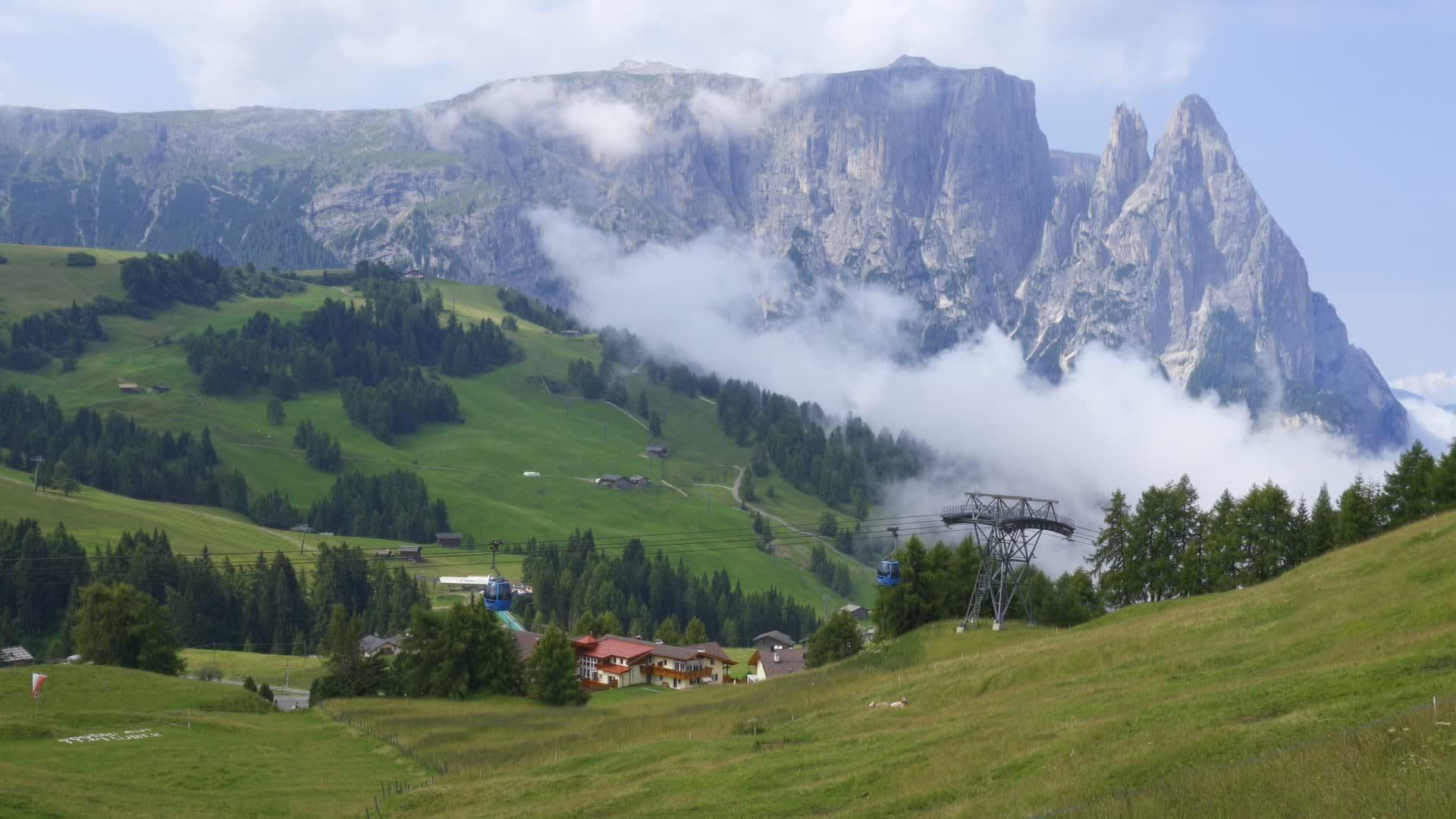 有线汽车经过意大利阿尔卑斯山高地Schlern视频的预览图