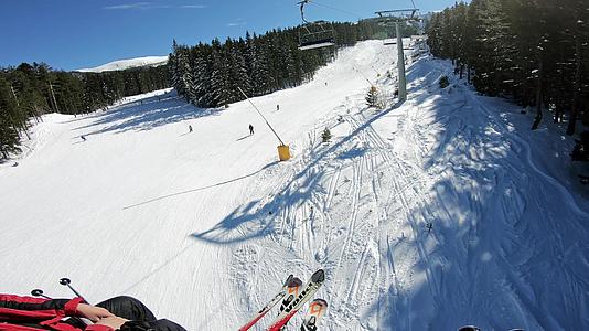 在阳光明媚的一天乘坐高级快速滑雪电梯视频的预览图