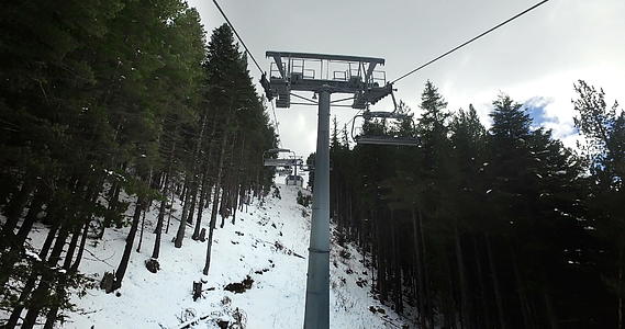 滑雪艇的第一个视角骑在椅子滑雪电梯上视频的预览图