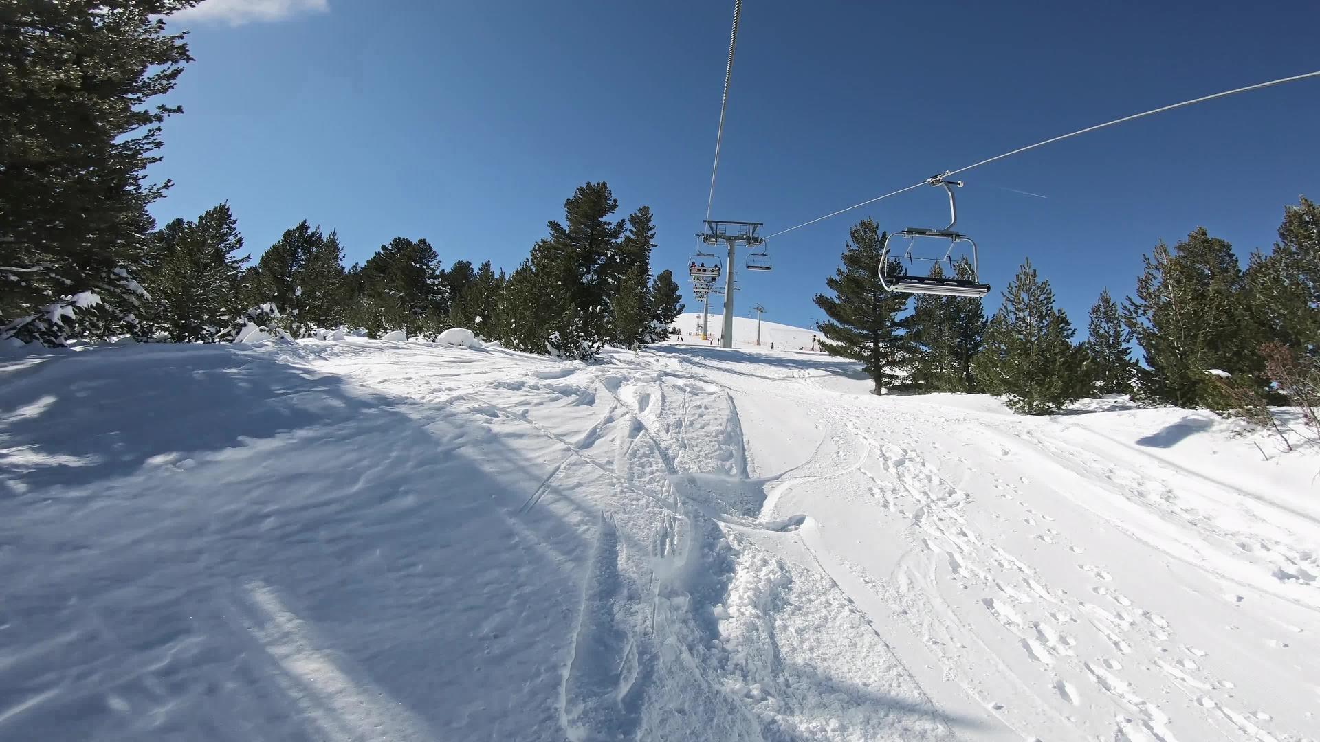 滑雪者在阳光明媚的冬天乘坐缆车的第一个视角视频的预览图