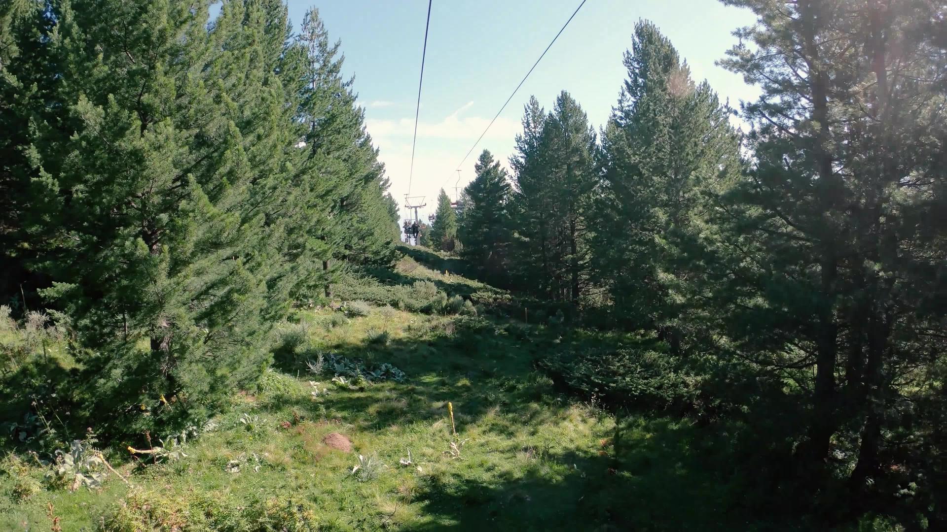夏天空椅子在意大利阿尔卑斯山升起视频的预览图