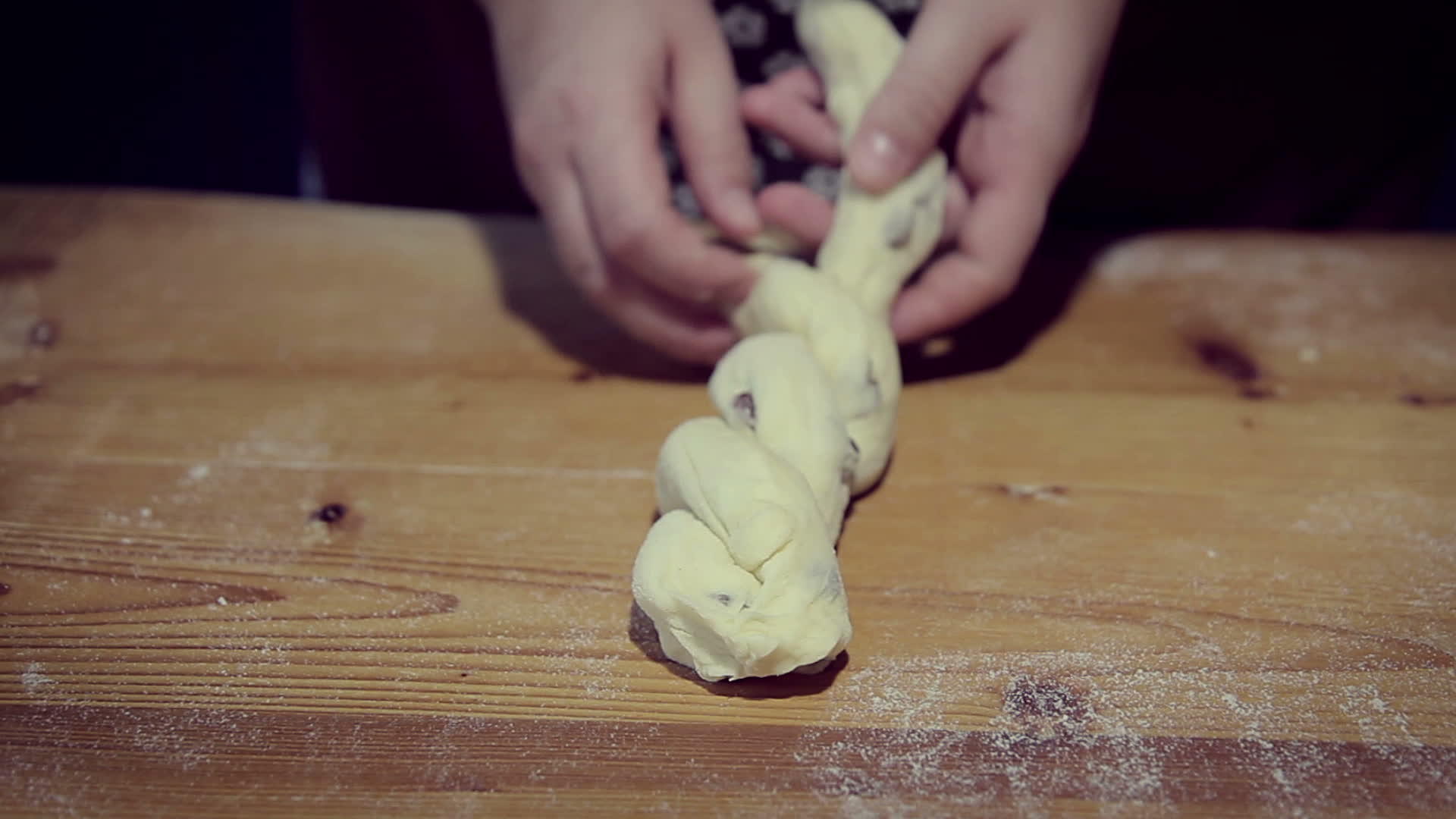 面团用葡萄干烤成白面包视频的预览图