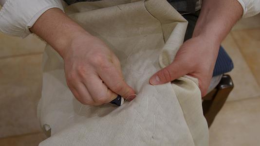 设计师用手垫缝合浮动画布在剪裁中浮动帆布是西装中的指缝视频的预览图
