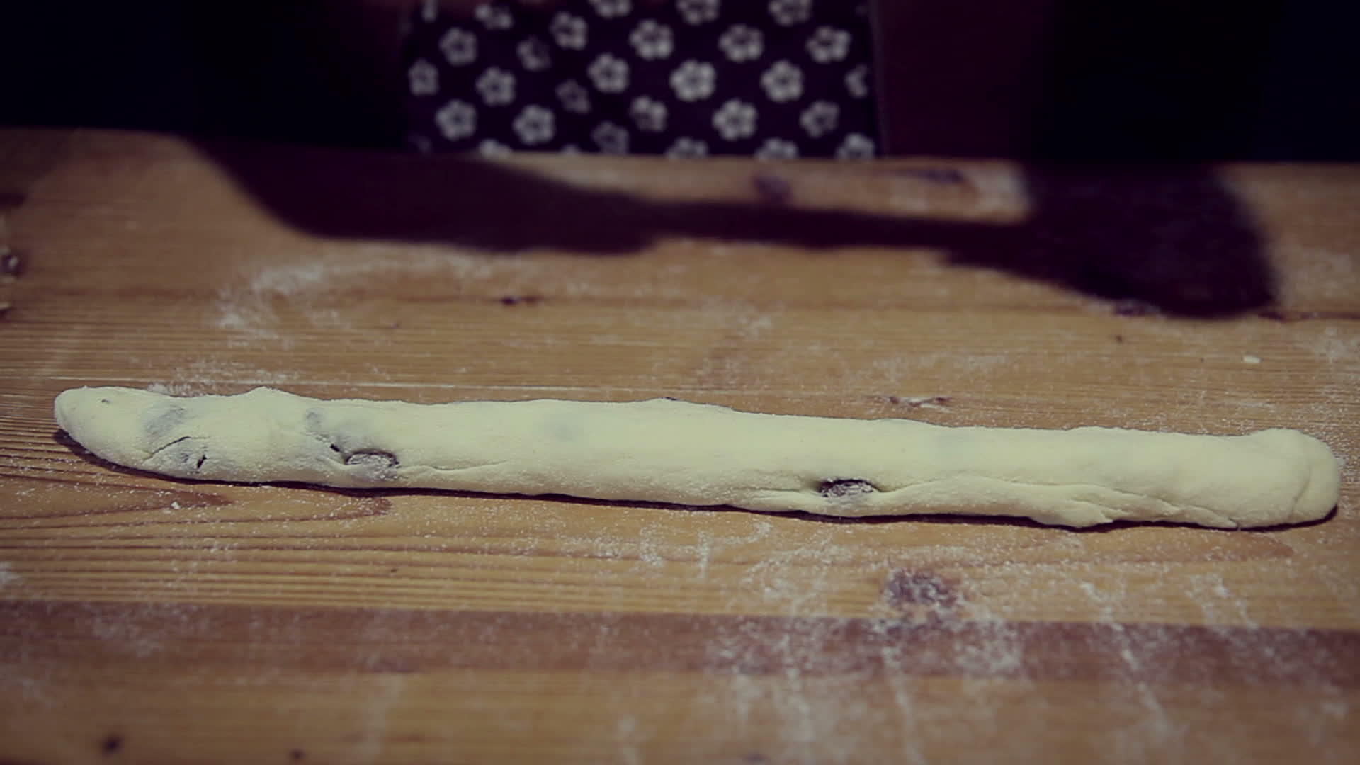 葡萄干和面粉被用作面包视频的预览图